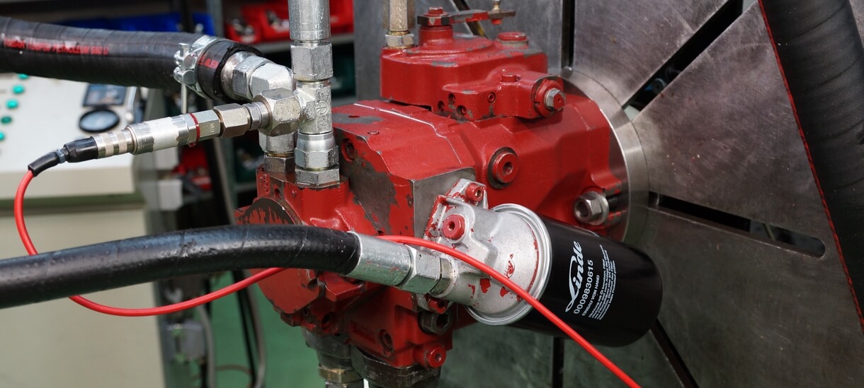 Moteur Linde à pistons hydraulique en cours de test